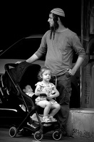 Vater mit Kinderwagen-Bearbeitet