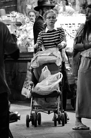 junge Frau auf dem Markt